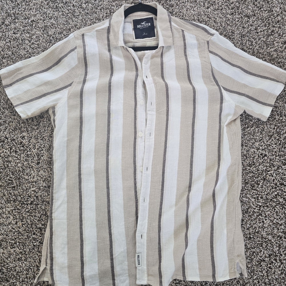 Hollister Men's Short Sleeve Vertical Stripe Button-Up Shirt in Beige and White